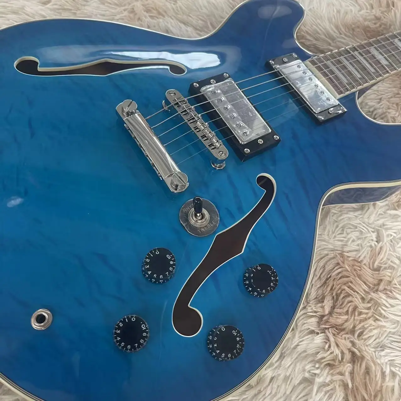 Вградена електрическа китара с отвор F, блестящ цвят blue tiger, звукосниматель LP, струнен бридж LP, сребърни аксесоари, в наличност, реален фактор