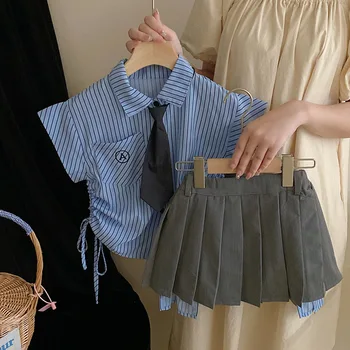 Детски дрехи в Корейски Стил, Лятна новост 2023 г., на Американския Модерен Топ с къс ръкав на вертикални райета за момиче, Комплект с Нередовни Къса Пола