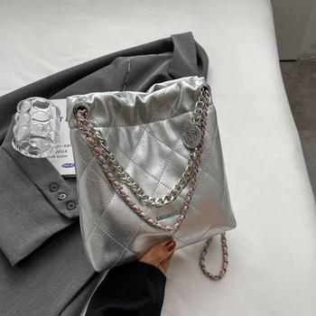 Модни малки чанти-ведерки по рамото за жени 2023, трендови чанти-слинги през рамо Дамски чанти през рамо с веригата от изкуствена кожа, чанти през рамо