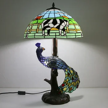 Настолна лампа LongHuiJing с цветен модел, лампион от витражного стъкло, две лампи, настолни лампи в стил Тифани в селски стил с поставка във формата на Павлина