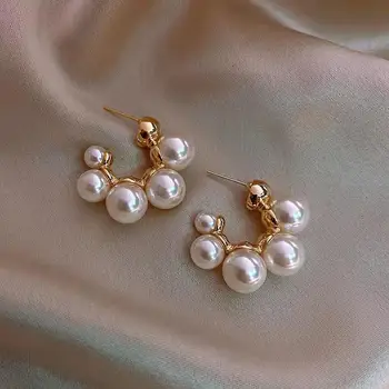 Обеци в формата на буквата С под формата на ниши, Сладки обеци с големи перли 